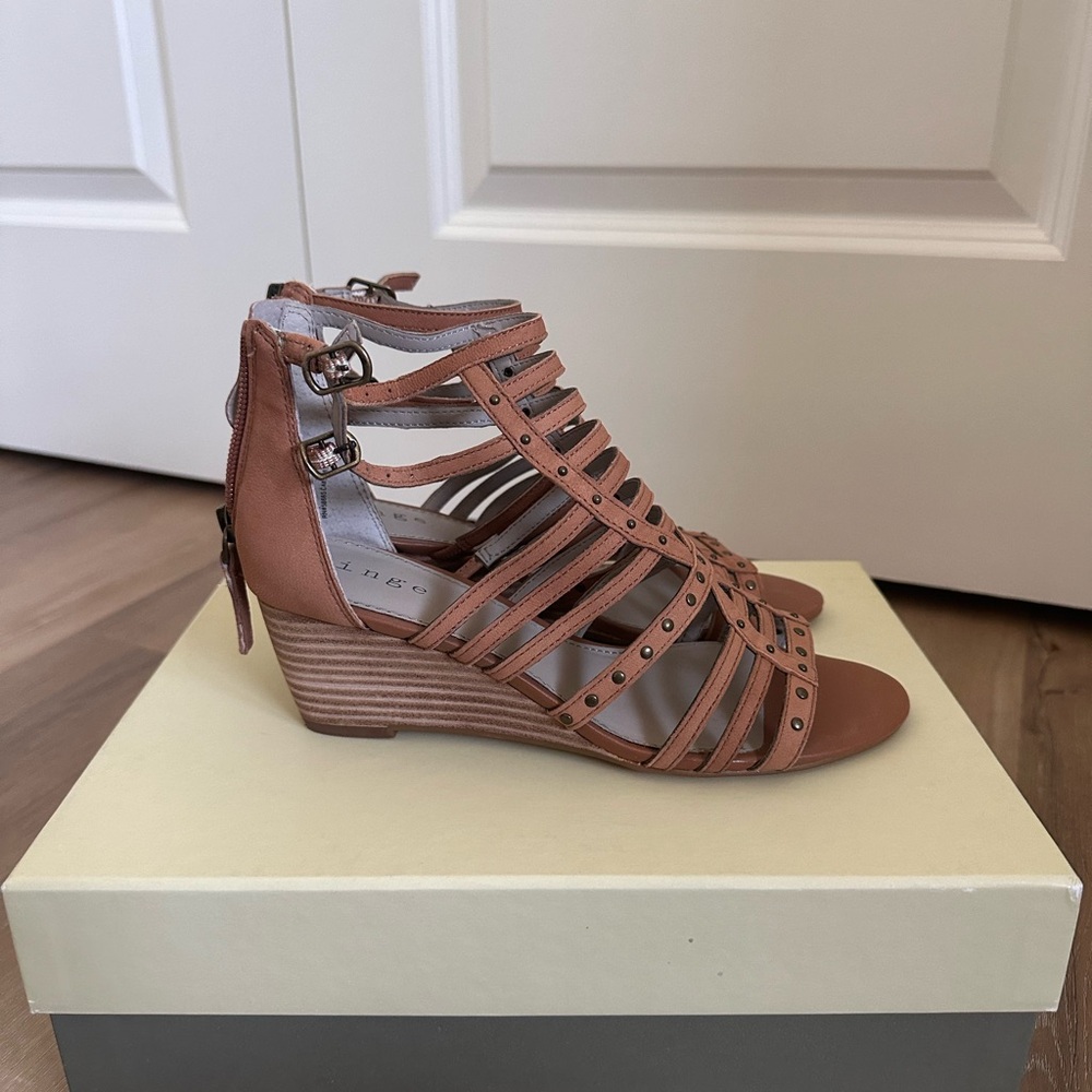 Hinge Nolan Leather Wedge Sandals | Color Tan | Size 5 1/2